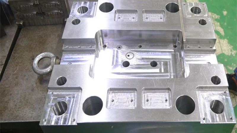 级进模冲压材料选择：揭秘影响模具性能的关键因素**