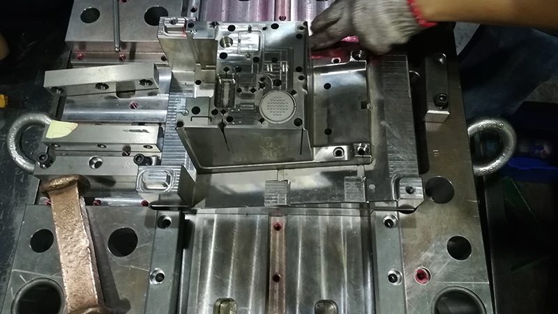 五金冲压模具加工成本的关键因素解析