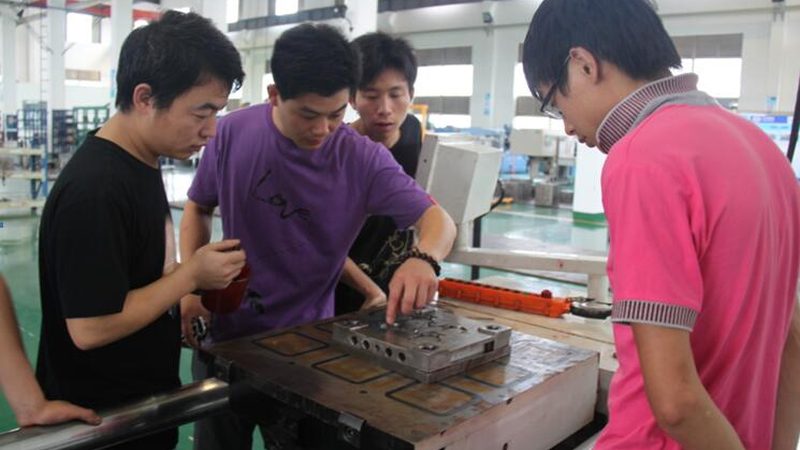 汽车模具制造厂的关键设备解析